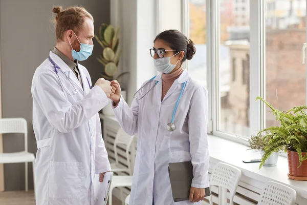 Twee collega 's in het ziekenhuis — Stockfoto