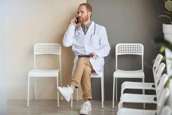 Dokter aan de telefoon tijdens de pauze — Stockfoto