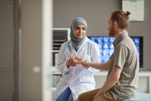 Patiënt op kantoor van de dokter — Stockfoto