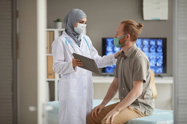 Médico tratando al paciente — Foto de Stock