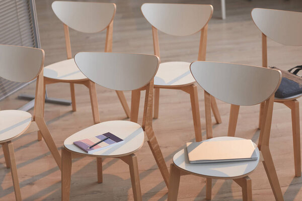 Пустые стулья в комнате для совещаний