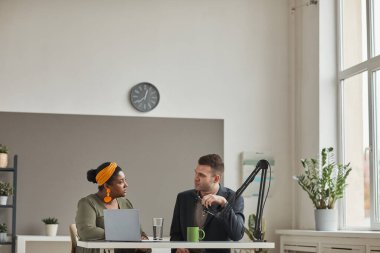 Radyoda iş görüşmesi.