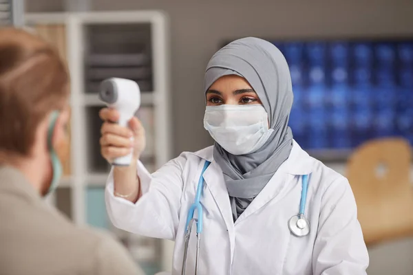 Médico comprobando la temperatura — Foto de Stock