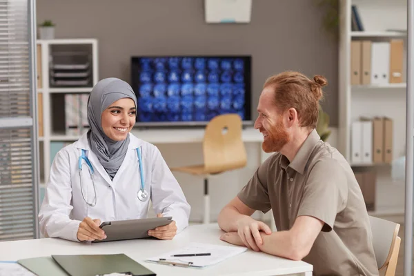 Moslim arts met patiënt in ziekenhuis — Stockfoto