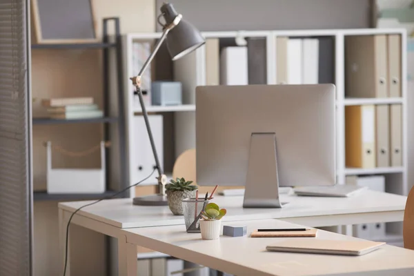 Local de trabalho com computador no escritório — Fotografia de Stock