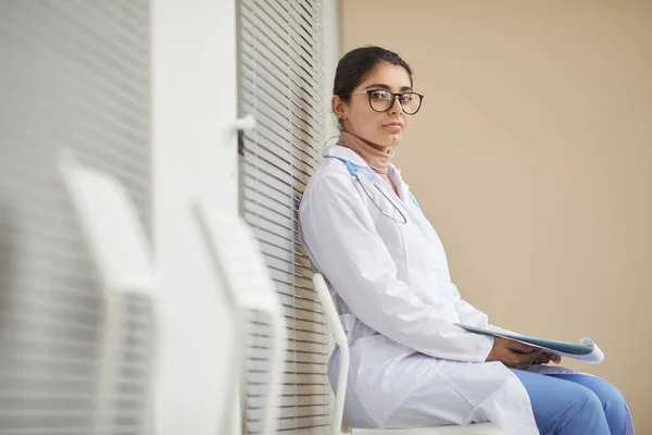 Медсестра сидить у лікарні — стокове фото