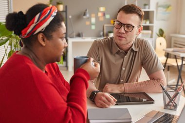İş adamının bir kadınla toplantısı var.