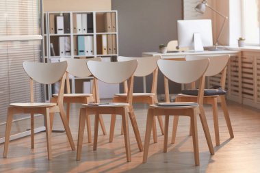 Ofisteki boş sandalyeler