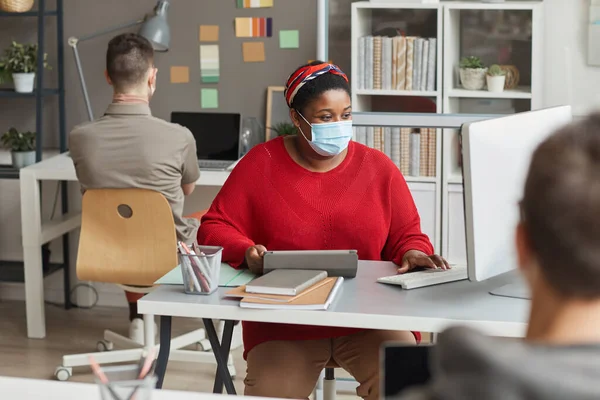 Femme d'affaires travaillant sur son lieu de travail — Photo