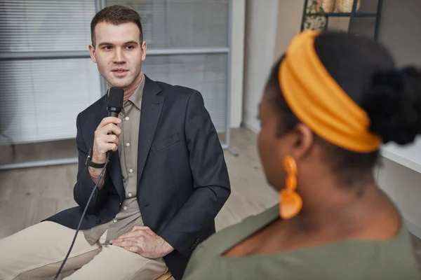 TV-verslaggever neemt een interview — Stockfoto