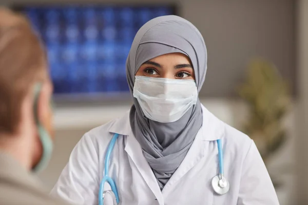 Muslimischer Arzt in Maske — Stockfoto