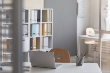 dizüstü bilgisayarlı iş yeri