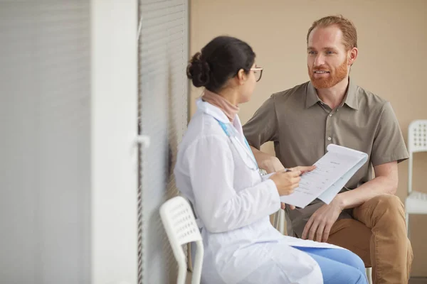 Patiënt in gesprek met verpleegster — Stockfoto