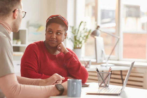 Vrouw zit op vergadering — Stockfoto