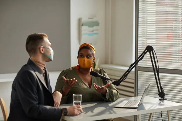 Les gens masqués travaillant à la radio — Photo