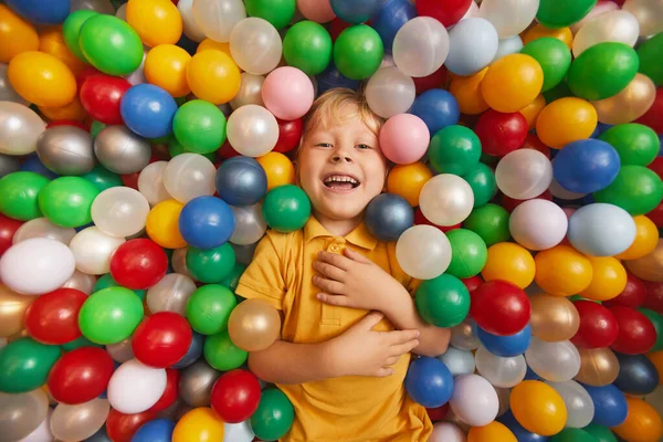 게임하는 행복 한 아이 — 스톡 사진