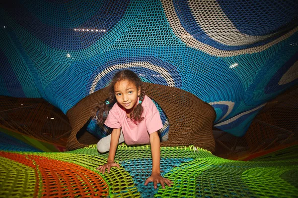 Criança africana no parque infantil — Fotografia de Stock