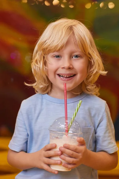 어린이가 우유 칵테일을 마시는 모습 — 스톡 사진
