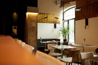 Şehirdeki modern, güzel, boş bir restoranın resmi.