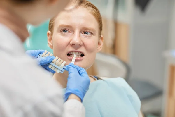 Пациент делает зубные коронки — стоковое фото