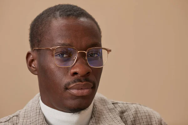 Gözlüklü Afrikalı adam. — Stok fotoğraf