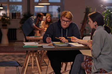 Takım halinde çalışan öğrenciler