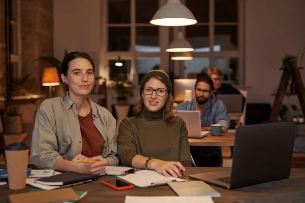 Jóvenes diseñadores trabajando en la oficina —  Fotos de Stock