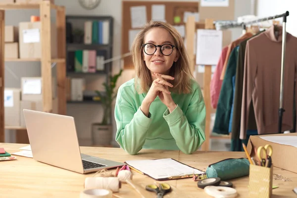 Créateur de mode travaillant au bureau — Photo