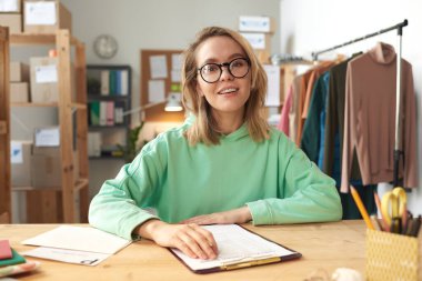 atölyede çalışan terzi