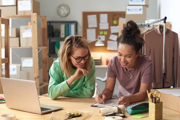 Designer che lavorano in team — Foto Stock