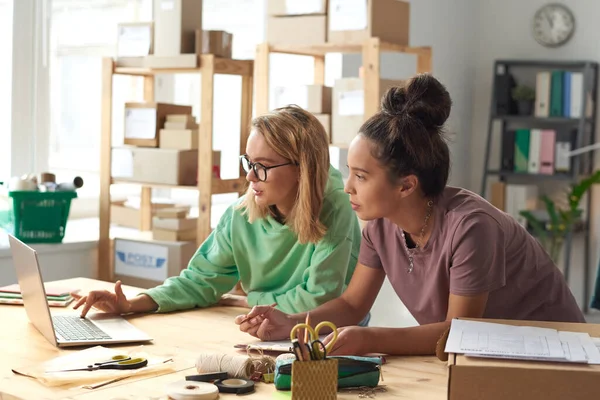 Menschen, die neues Design projizieren — Stockfoto