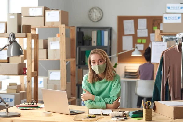 Mujer con máscara trabajando en la oficina —  Fotos de Stock