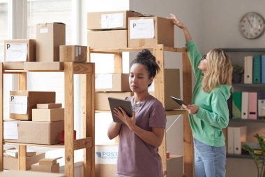 Paketlerle çalışan insanlar