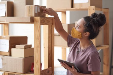 Teslimat servisinde çalışan kadın.