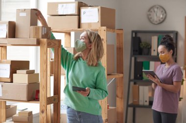 Teslimat servisinde çalışan kadınlar