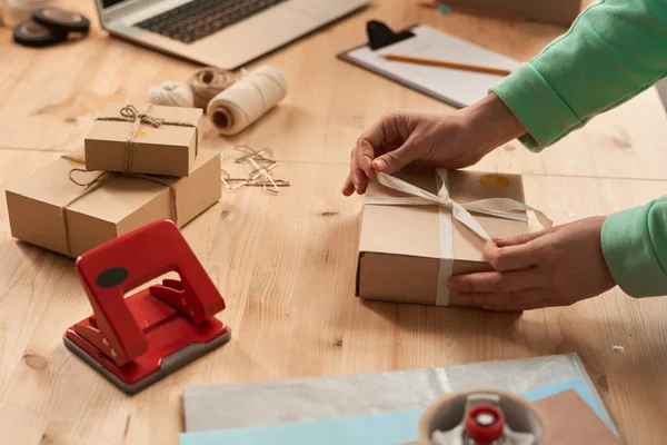 Mujer decorando el presente —  Fotos de Stock