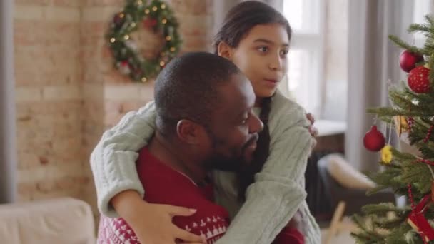 Afroamerikansk Pige Dekorere Juletræ Kramme Tale Med Kærlig Far Mens – Stock-video