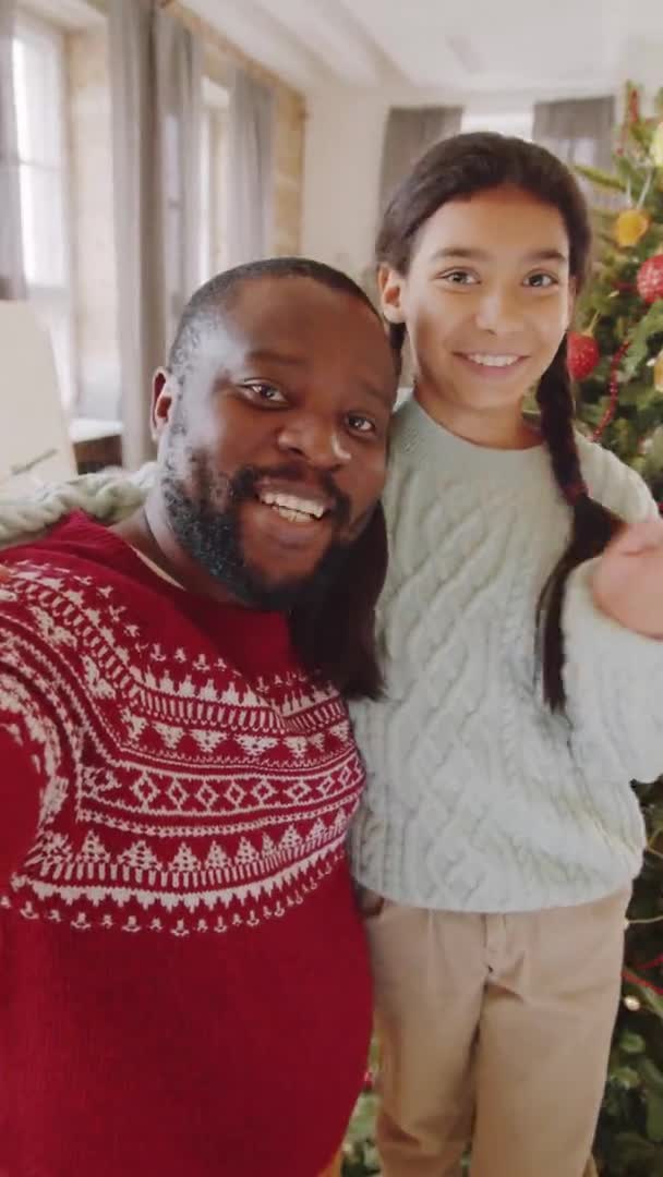 Vertikale Aufnahme Eines Glücklichen Afroamerikanischen Vaters Und Seiner Tochter Die — Stockvideo