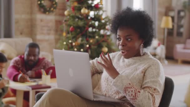 Beautiful Afro American Woman Sitting Living Room Home Smiling Speaking — Stock Video