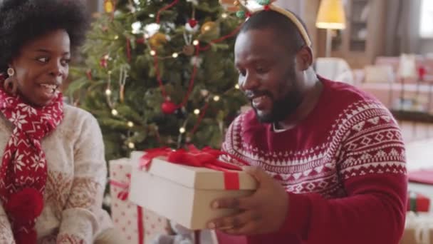 Gioioso Uomo Afro Americano Che Riceve Regalo Natale Moglie Figlia — Video Stock