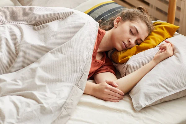 Mulher dormindo na cama — Fotografia de Stock