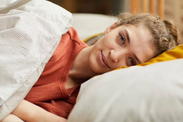 Vrouw rustend op bed — Stockfoto
