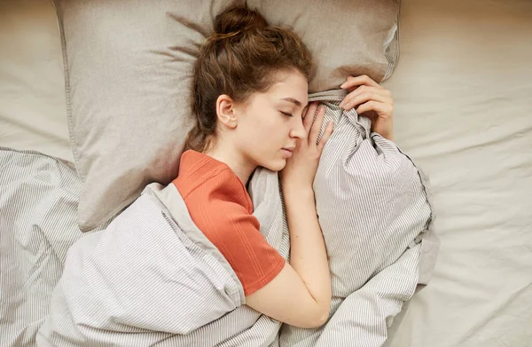 Жінка спить з ковдрою — стокове фото