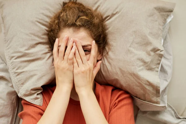 Mulher relaxante na cama — Fotografia de Stock