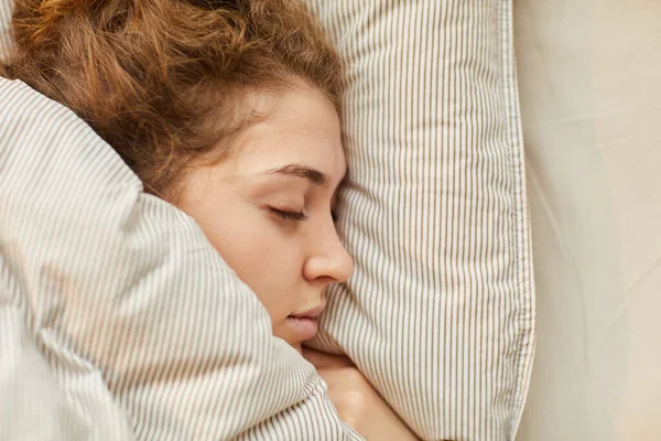 Mujer joven durmiendo — Foto de Stock