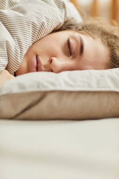 Chica durmiendo en la cama — Foto de Stock