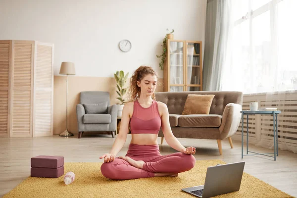 Vrouw die online traint — Stockfoto