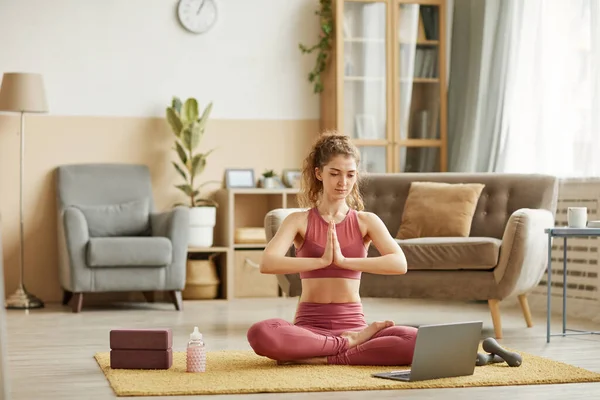 Vrouw die thuis yoga doet — Stockfoto