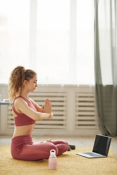 Vrouw die online traint — Stockfoto