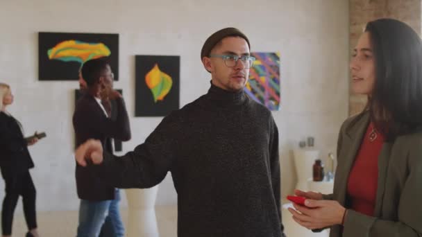 Young Caucasian Man Woman Discussing Artwork Wall While Visiting Exhibition — Stock Video